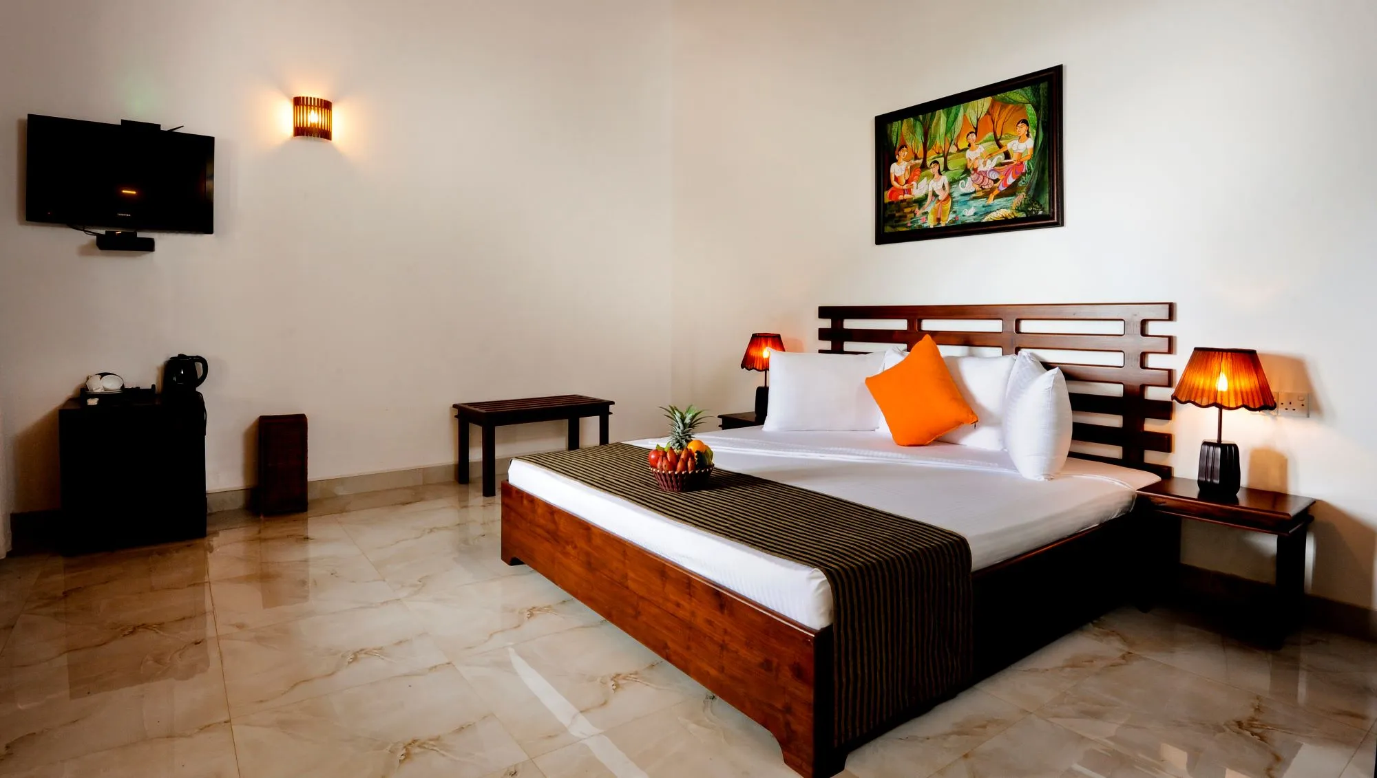 Einfaches Hotelzimmer mit Bett